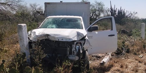 Salió de camino y choca camioneta de autozone, en la supercarretera