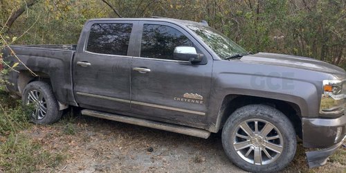 Aseguran camioneta robada con "ponchallantas" en el interior