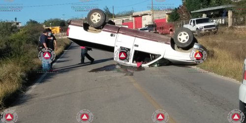 Volcó camioneta sobre carretera Cárdenas-Alaquines