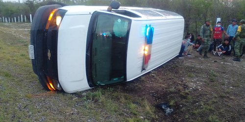 Volcó camioneta de Migración con 14 indocumentados, en carretera de cuota