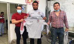 Regidores entregan camisolas contra fuego a P. Civil