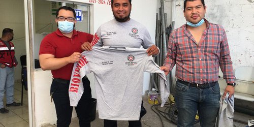 Regidores entregan camisolas contra fuego a P. Civil