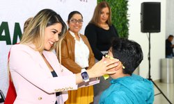 Gobierno estatal entrega 300 lentes gratuitos a niñas y niños