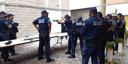 Capacitan a policías municipales de CDFDZ en uso y manejo de armas
