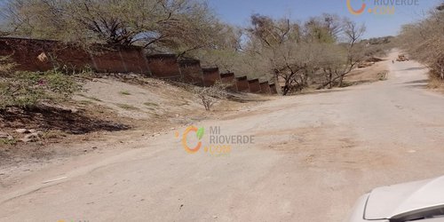 ¿No les alcanzó para asfalto? tapan con tierra baches