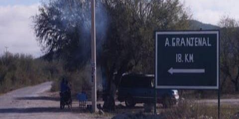 Robaron dos camionetas en entronque de Granjenal