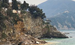 Más de 200 ataúdes al mar tras derrumbe de un cementerio en Italia