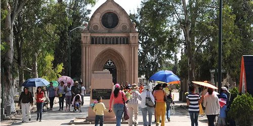 Superan récord de asistencia panteones municipales por el Día de la Madre