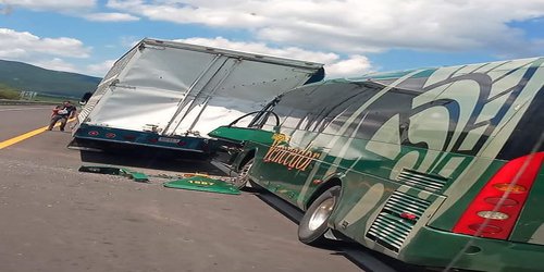 Chofer de autobús grave, tras accidente en la Supercarretera