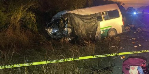 Choca camioneta de transporte público de Matlapa: Hay ocho muertos