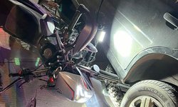 Dos menores de edad lesionados en choque de moto y automóvil