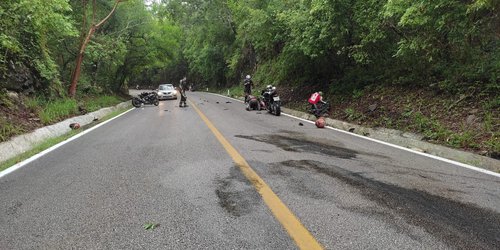 Se matan dos motociclistas en choque sobre carretera libre, cerca de Tamasopo