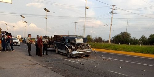 Adulto mayor lesionado tras chocar en entronque de la súper y la libre 70, en Rioverde