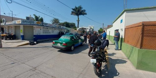 Taxista imprudente choca motociclista en la calle Madero