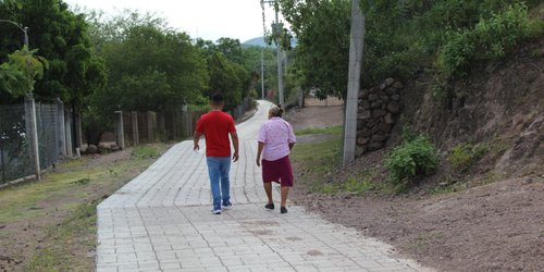 Entregan obras de pavimentación a habitantes de Chupaderos