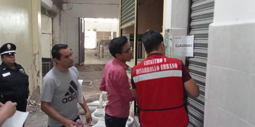 Catastro y Sindicatura clausuraron obra de baños en el interior del mercado Colón