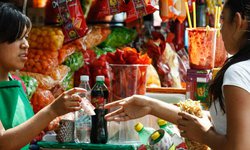 Prohíben en Oaxaca venta de refrescos y comida chatarra a menores de edad