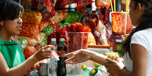 Prohíben en Oaxaca venta de refrescos y comida chatarra a menores de edad