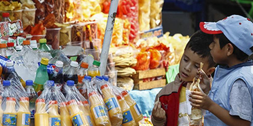 Oaxaca prohíbe venta de refrescos y "comida chatarra" a menores
