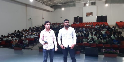 ¡FALTA QUE SE LO CREAN!, dicen motivadores a jóvenes en conferencia