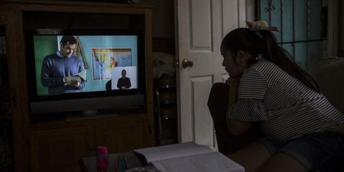 Contenido de las clases en televisión regresó 40 años la Educación en México: Redim