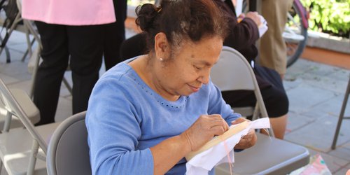 Imparte DIF taller de manualidades para  adultos mayores