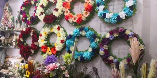 “Con el Jesús en la boca” vendedoras de coronas de muertos