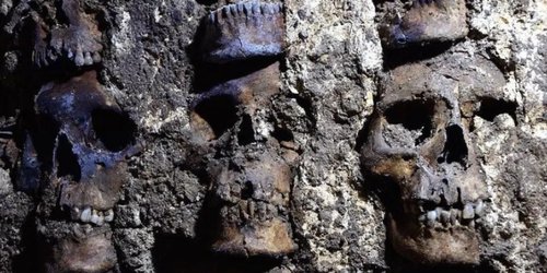 Arqueólogos mexicanos localizan fachada de torre de cráneos de Tenochtitlan