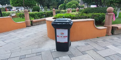 Depósitos para basura colocaron en plaza principal
