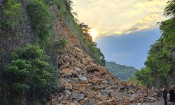 Se desgaja el cerro sobre supercarretera, en Tambaca