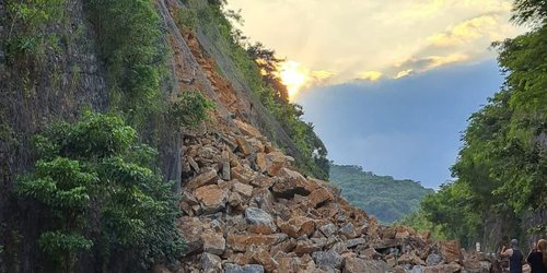 Se desgaja el cerro sobre supercarretera, en Tambaca