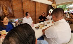 Maestros de la UASLP ZM desayunaron con el alcalde Urbiola