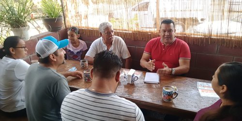 Alcalde desayuna con familia, y dialoga sobre obras y servicios municipales