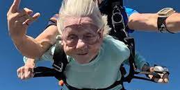 Mujer de 104 años muere tras romper récord al lanzarse de paracaídas
