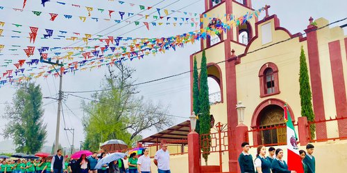 Alcalde Sergio Izaguirre encabeza desfile por la Independencia de México