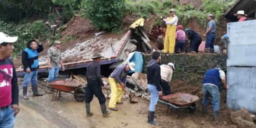 Cerro se deslava por fuertes lluvias sobre vivienda en Hidalgo