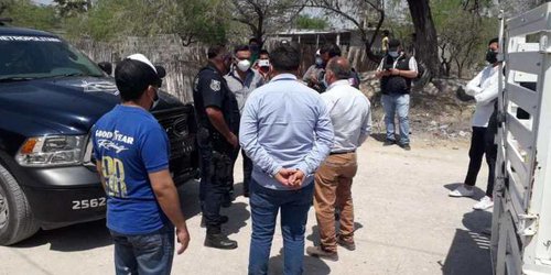 Sorprenden a funcionarios municipales repartiendo despensas; alcalde niega desvío