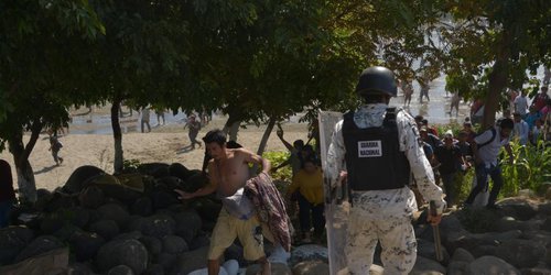 Guatemala frena a la caravana migrante para que no llegue a México