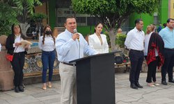 Alcalde felicita a los maestro en Honores a la Bandera