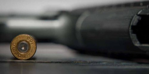 Le disparó en la cara a su mujer porque no lo dejó seguir de parranda