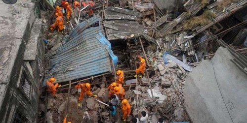Mueren 10 personas tras derrumbarse edificio en la India