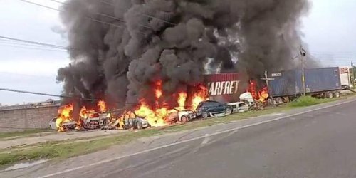 En Tabasco choca tráiler e incendia 25 vehículos