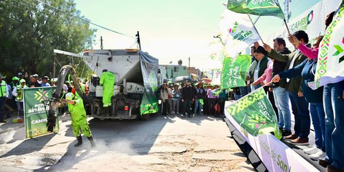Ricardo Gallardo enchula la colonia "El Sauzalito"