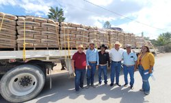 Alcalde entrega cemento, varilla, grava y bomba en San Francisco