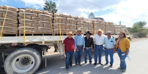 Alcalde entrega cemento, varilla, grava y bomba en San Francisco