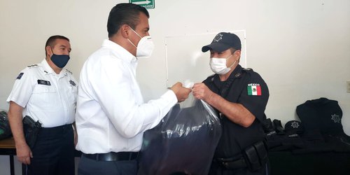 Dotan de equipo táctico y uniformes a 60 policías municipales