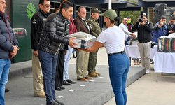 Gobernador entrega uniformes a primera generación de la Guardia Civil