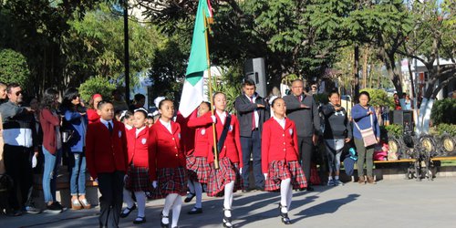 Autoridades llaman a valorar y a portar con orgullo la Bandera Nacional