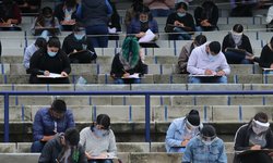 Miles de jóvenes realizan examen en el Estadio Olímpico Universitario