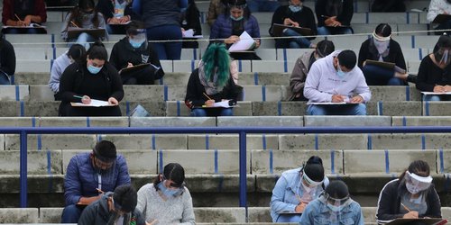 Miles de jóvenes realizan examen en el Estadio Olímpico Universitario